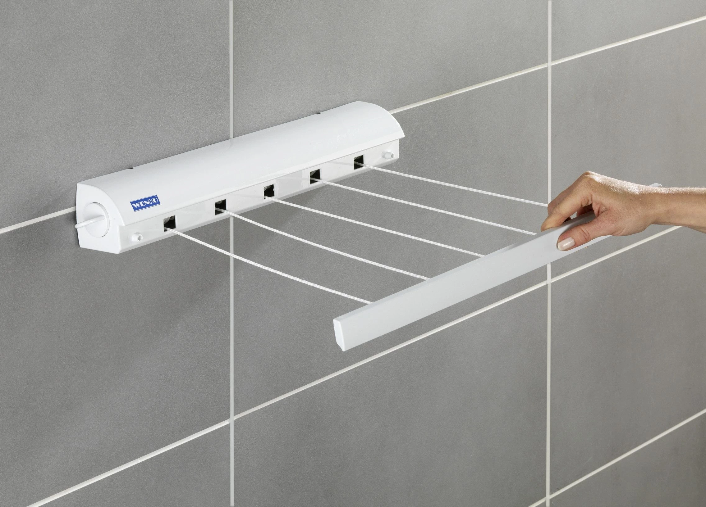WENKO Wand-Wäscheleine, ausziehbar auf 4,20 m, wetterbeständig, ca. 21 m Gesamttrockenlänge